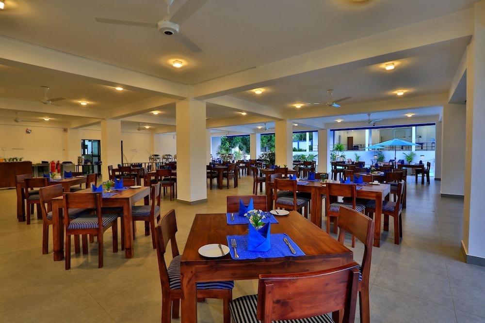 The Blue Wave Hotel Arugam Bay Exteriör bild